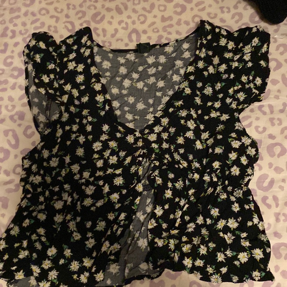 black flower cropped shirt